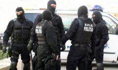Pulanul lovește din nou: Mascații din Brașov au greșit o adresă și au intrat peste o femeie cu doi minori