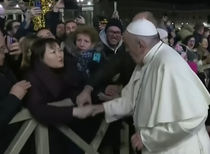 VIDEO Papa Francisc, după ce a plesnit o femeie peste mâini: Mi-am pierdut răbdarea