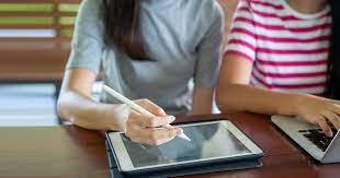 La Bacău a început distribuirea tabletelor în școli
