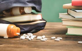 Drogurile, alcoolul și păcănelele devin tot mai accesibile adolescenților. România rămâne sub media europeană, dar avertismentele se întețesc