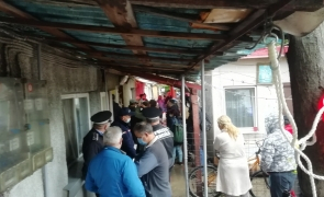 Miros de gaz într-un bloc din Piatra-Neamţ, după ce muncitorii care amenajau un apartament au tăiat din greşeală o ţeavă - 15 persoane au fost evacuate