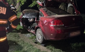 Accident grav în Vaslui. O femeie a murit pe loc şi alta a fost grav rănită, după ce maşina în care se aflau s-a izbit violent de un copac