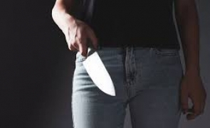 O mamă a aruncat cu un cuțit înspre fiul ei; bărbatul, înjunghiat în piept, dus de urgență la spital