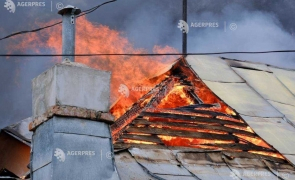 O casă a fost distrusă de un incendiu, la Tudora, din cauza unei lumânări lăsată aprinsă
