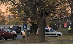 Doi poliţişti, răniţi după ce un tir a intrat în maşina de serviciu a acestora