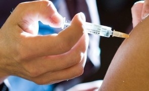 Au început primele TESTE pe OM pentru vaccinul împotriva Coronavirus COVID-19