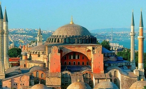  Crește tensiunea între Turcia și Grecia: Ankara reacționează după ce grecii au incendiat un steag turc și trag clopotele în semn de doliu