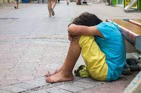 Caz șocant în Neamț: 14 copii, trimiși la cerșit de propriii părinți. Trei adulți reținuți, altul în penitenciar
