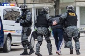 Trei mandate de executare a pedepsei cu închisoarea puse în aplicare de polițiștii suceveni