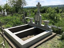 Fraudă de peste 1,3 milioane lei descoperită la Iași. Monumente funerare vândute prin Revolut, fără taxe