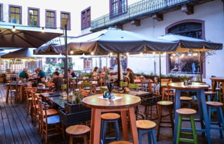 Practică pentru elevi în restaurante și hoteluri direct de pe băncile școlii. Propunerea ce ar modifica Legea Educației