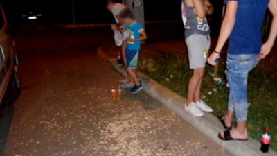 Tineri din Bacău amendați și obligați de Poliție să măture cojile de semințe pe care le-au aruncat