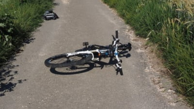 Ghinionul unui hoț aflat pe bicicletă care a vrut să fure geanta unei femei. 