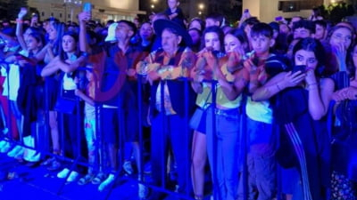 Spectacol cu manele de Ziua Limbii Române. Evenimentul a fost organizat la presiunile unui baron local PSD