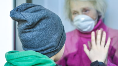 „Se stinge o întreagă generație de bunici, singuri în pustiul reanimărilor COVID, luptând pentru fiecare gură de aer