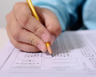 OFICIAL Directorii de școli rămași pe post după comasări au interdicție să mai ia plata cu ora sau cumul, iar obligația de predare crește până la 40 de ore pe lună