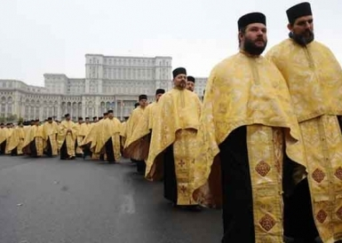 Biserica trece online: pomelnic pe email, banii în cont. Lumările aprinse acasă costă 1 sau 3 lei