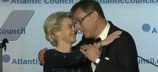 Pfizergate | Comisia Europeană a încălcat legea când a blocat accesul la mesajele dintre Ursula von der Leyen și Albert Bourla, șeful Pfizer