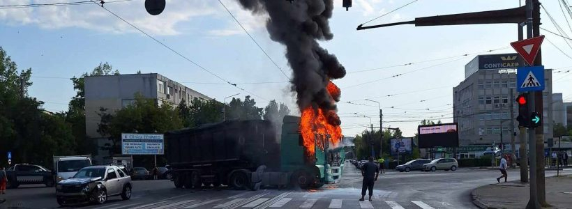 Accident la Țesătura. Un camion a luat foc