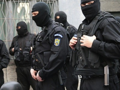 PERCHEZIŢII în două judeţe: Poliţiştii şi procurorii au lovit într-o reţea de falsificatori de euro care acţiona într-un mod inedit