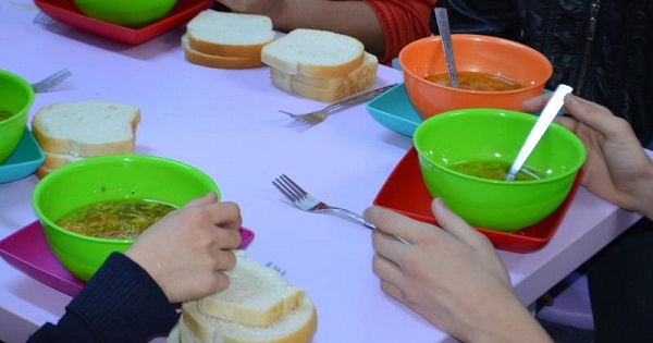 Hrană caldă de 120.000 de lei pentru copiii de la o școală din Botoșani