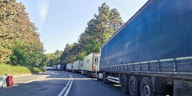 Trafic îngreunat în punctul de trecere a frontierei Siret. Cozi de camioane de peste 25 km