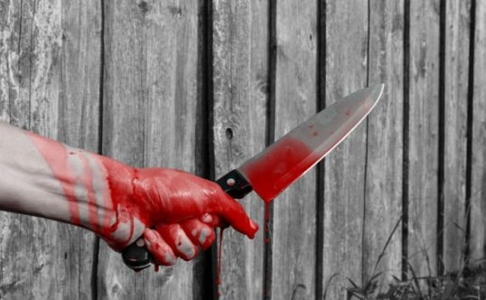 Scene şocante. În plină zi, un bărbat dezlănţuit şi-a urmărit soţia cu un cuţit şi a înjunghiat două persoane  Citeste mai mult: adev.ro/qian1y