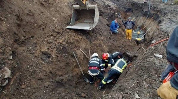 Bărbat prins sub un mal de pământ care s-a prăbuşit, la Bacău