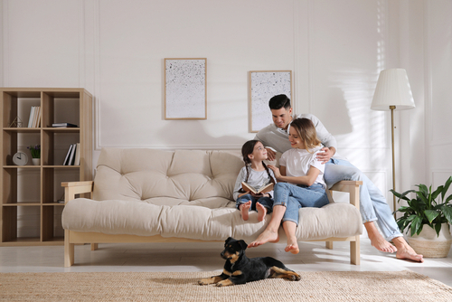 Echilibrul financiar în familie: cum îl poți construi pas cu pas   Responsabilitatea pentru bunăstarea și siguranța familiei presupune, pe lângă o comunicare deschisă, și adoptarea unor principii financiare sănătoase. Descoperă, în cele ce urmează, c