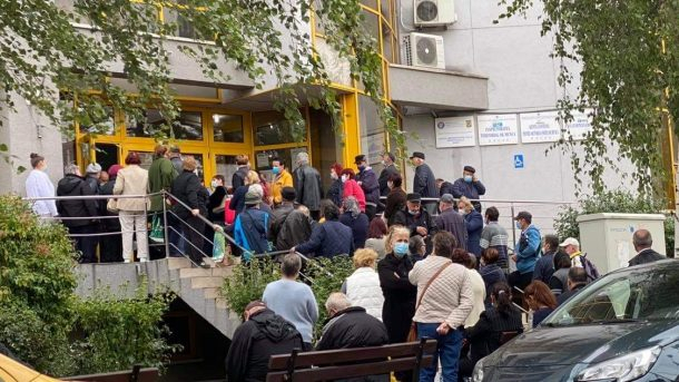  Aglomerație la Casa de Pensii Bacău. Persoanele afectate de combinatele chimice vor să se pensioneze anticipat