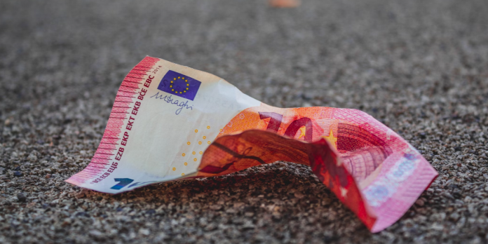 Parlamentul Țărilor de Jos a votat limitarea plăților cash la maxim 3.000 de euro. Suma este mult sub plafonul cerut de UE