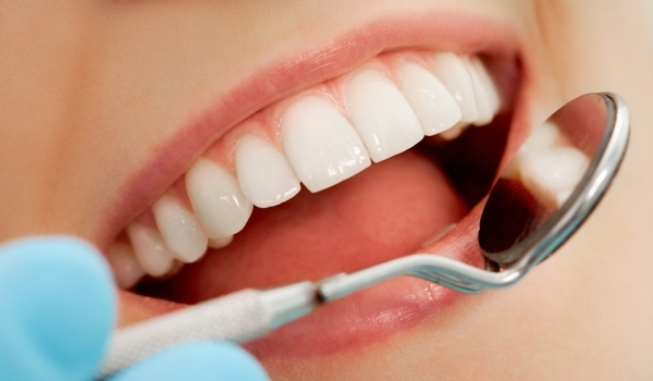 Te-ai spălat pe dinți aproape toată viața, dar ești sigur că o faci corect? Un expert spune care sunt cele patru elemente care stau la baza unei igiene dentare bune