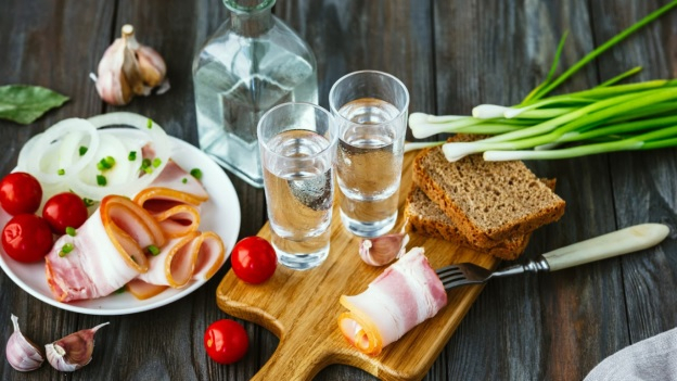 Știai că vodka este originară din Polonia? Iată zece lucruri captivante pe care probabil nu le-ai mai auzit despre această populară băutură!