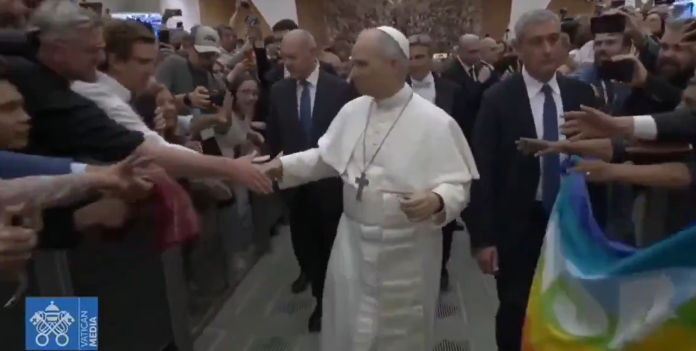 Papa Leon al XIV-lea a ignorat un steag LGBT pe care niște activiști i l-au întins în față. El a criticat „stilul de viață homosexual” și a condamnat „redefinirea căsătoriei”
