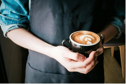 Cum alegi designul uniformei pentru a complimenta tematica cafenelei tale