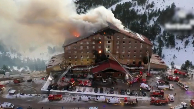 Filmul incendiului din staţiunea Bolu din Turcia. Hotelul nu avea detectoare de fum şi nici stingătoare