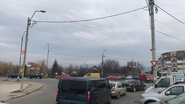 Aglomeraţie la podul de peste râul Trotuş