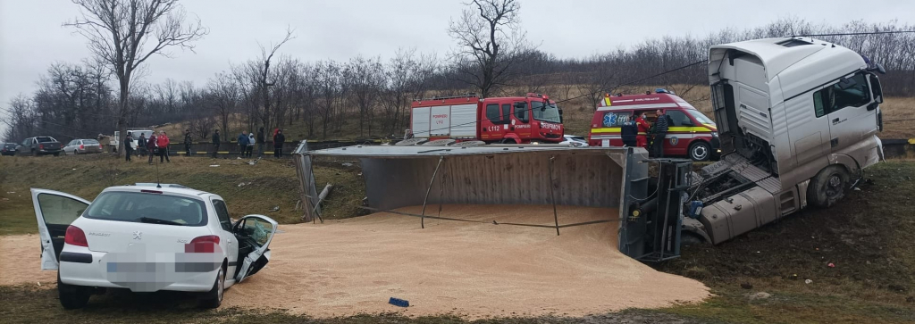 Un bărbat, în vârstă de 84 de ani, a fost rănit după ce autoturismul pe care îl conducea a intrat în coliziune cu un tir