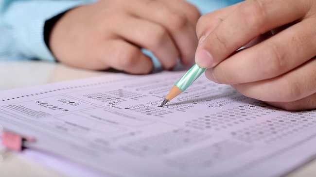 Peste 10.000 de candidaţi susţin duminică examenul de intrare în rezidenţiat