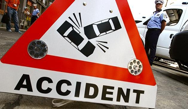 VIDEO Tanar izbit in plin de o masina in Murgeni. Politia trece fara sa reactioneze pe langa un grup de persoane care aruncau cu pietre catre autoturisme