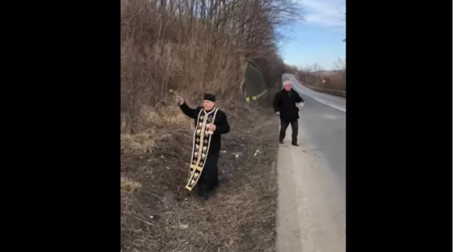 Un preot din Bacău a sfințit o zonă în care au loc frecvent accidente rutiere