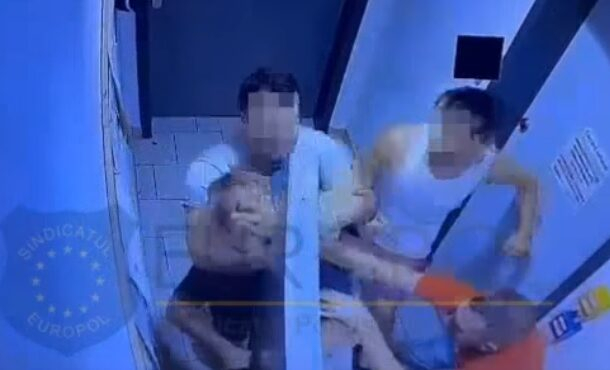 Bărbat bătut într-un supermarket la Roman
