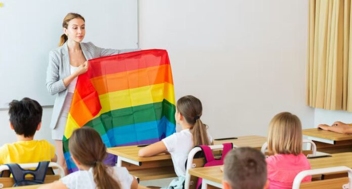 Marea Britanie | Peste jumătate din școli au eliminat cărțile cu propagandă LGBTQ+ în urma plângerilor părinților. Unii bibliotecari au anunțat că vor sfida ordinele și vor „împrumuta” cărțile în secret