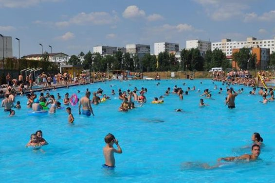 Se deschid bazele de agrement. 14 lei intrarea la ștrand
