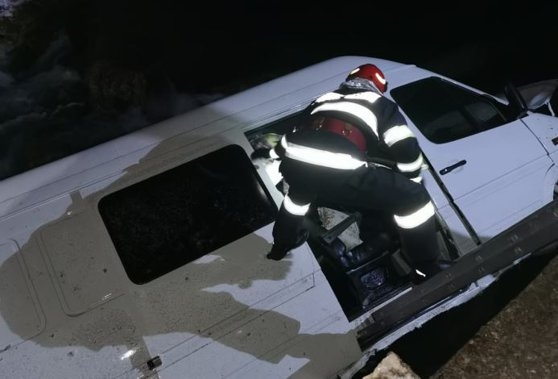   Microbuz plin cu călători, răstunat în râul Bicaz