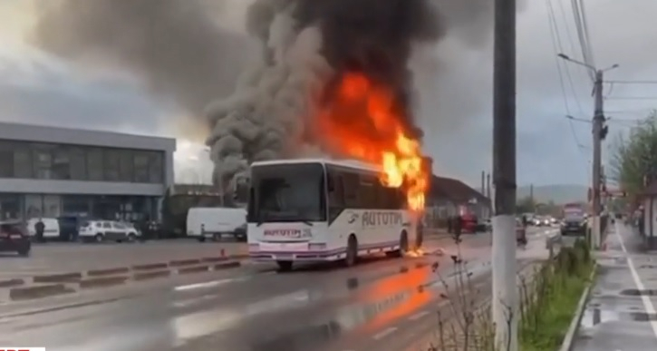 Autobuz plin cu elevi, în flăcări