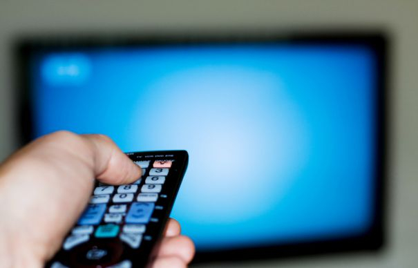 Cât curent consumă un televizor, de fapt. Atât plătești pentru el în plus la factura de curent, mulți nu știu