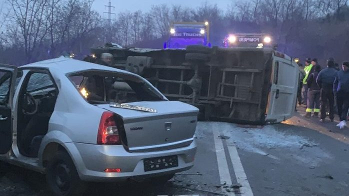 Accident cu 5 morți la Bacău. Un microbuz s-a ciocnit cu un autoturism