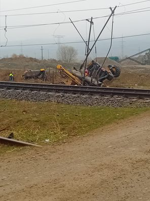 Un bărbat a murit în urma unui accident feroviar grav. Buldoexcavatorul pe care îl conducea, lovit în plin de un tren