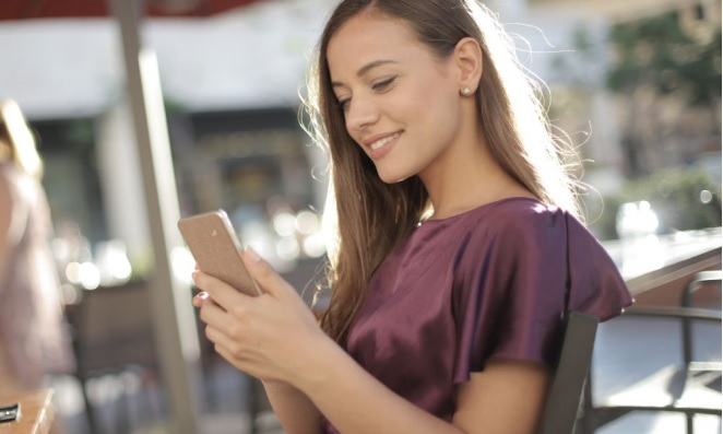 Ce faci când nu ai bani de un iPhone nou? Cumperi unul recondiţionat 